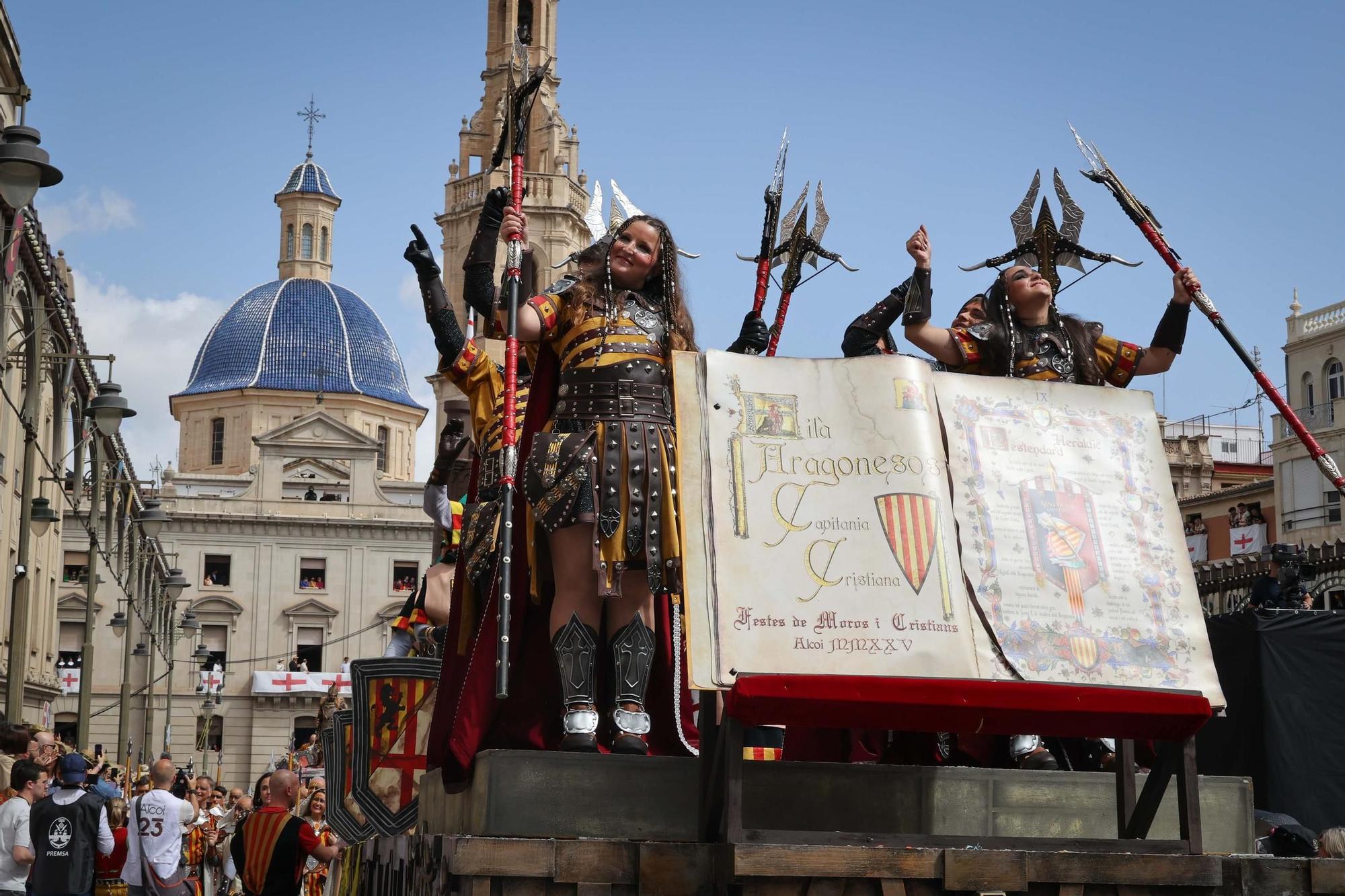 Alcoy se entrega al espectáculo de las tropas cristianas