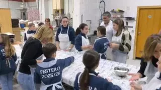 Benicàssim hornea 23.000 coquetes de Sant Antoni para la noche más simbólica de sus fiestas