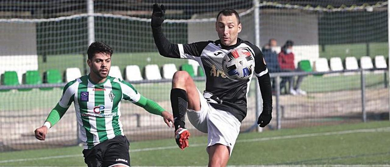 Mimi trata de controlar el balón, con Paulino Varietti a la izquierda