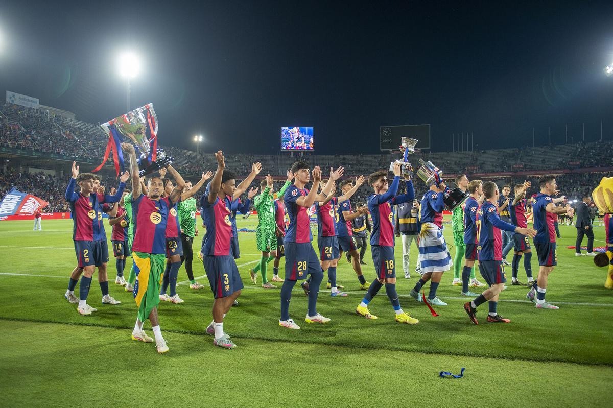 La plantilla azulgrana da la vuelta de honor para celebrar con la afición los tres títulos de la temporada al finalizar el partido de liga entre el FC Barcelona y el Villarreal en el estadio Lluís Companys.