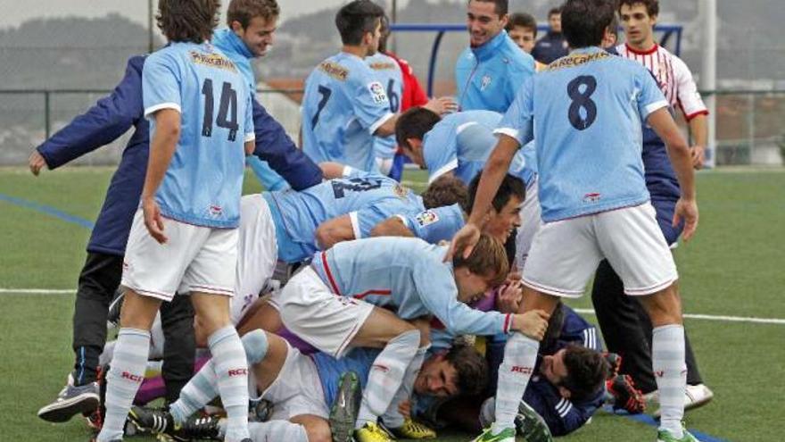 Los juveniles del Celta celebran la conquista del título liguero. // Marta G. Brea