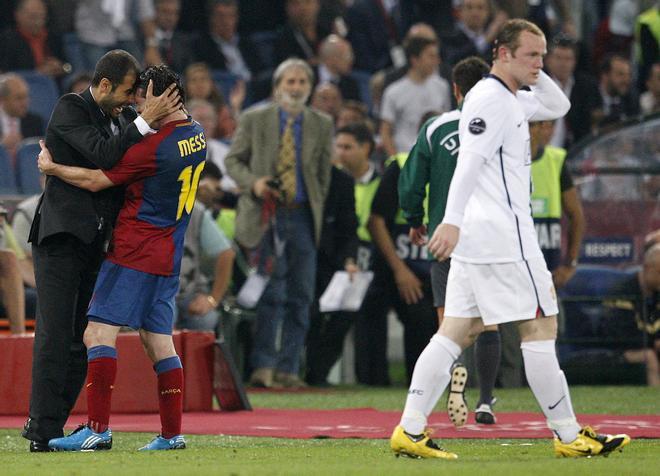 8. Messi celebrando un gol junto a Pep