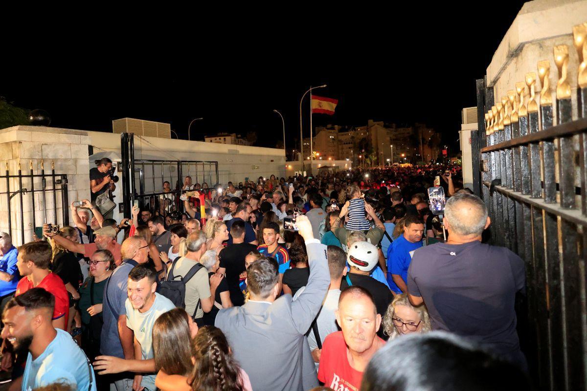 Tausende Menschen passieren in der Nacht auf Mittwoch (15.7.) den offenen Grenzzaun zwischen Gibraltar und Spanien.