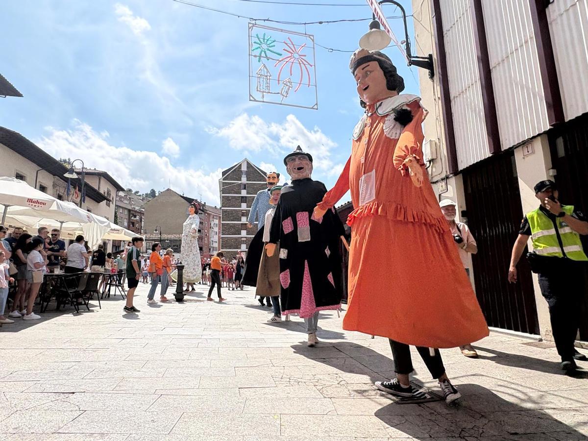 Cangas se rinde a sus gigantes y cabezudos