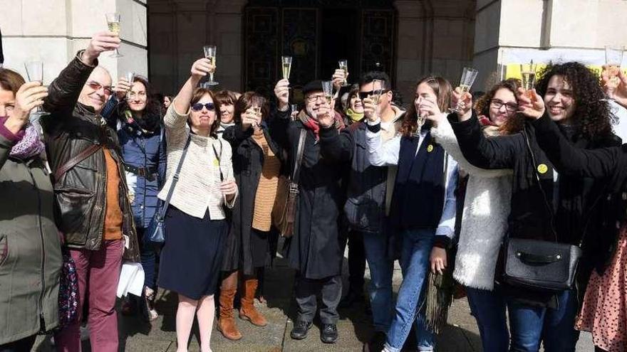 Asistentes a la concentración de ayer en María Pita, durante el acto.