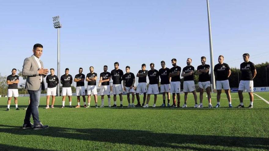 Marcos Torres habla con la plantilla en el primer entrenamiento de pretemporada. // Bernabé/Javier Lalín