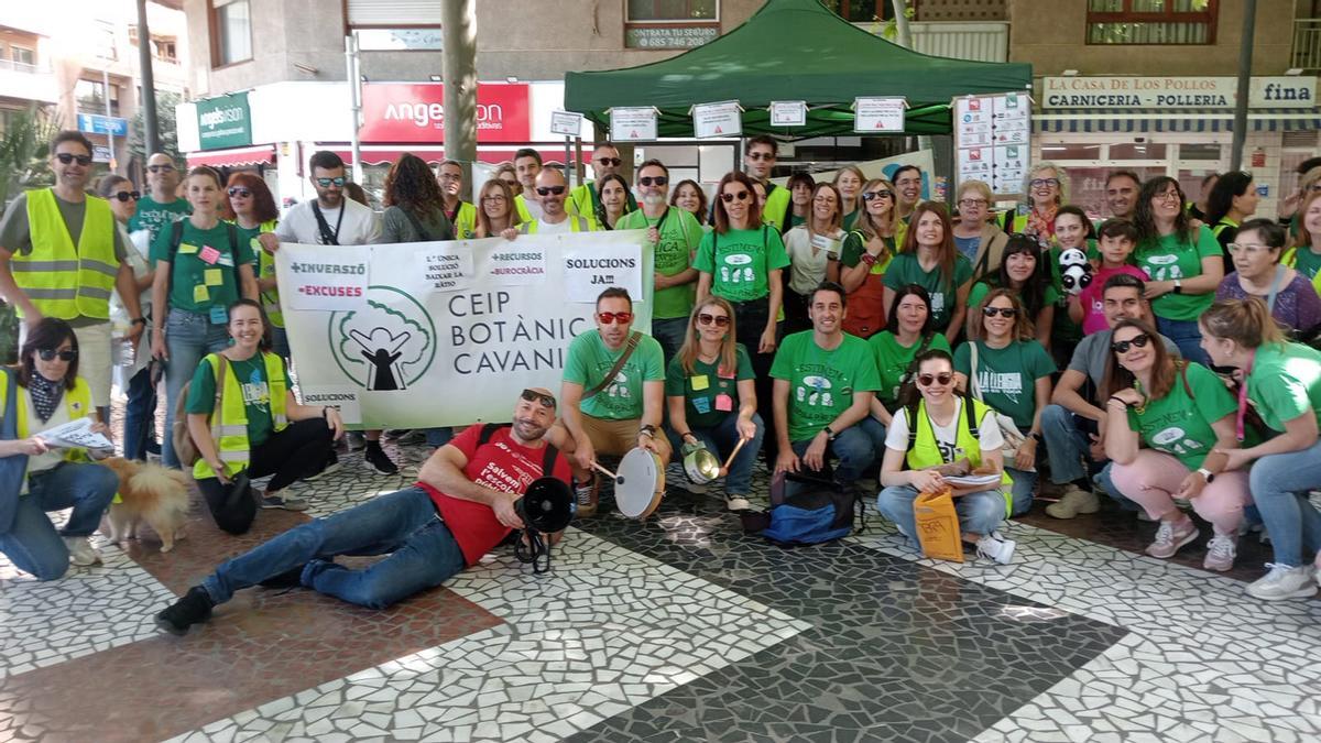 Un grupo de docentes en huelga ante la mesa informativa montada este martes en Gandia