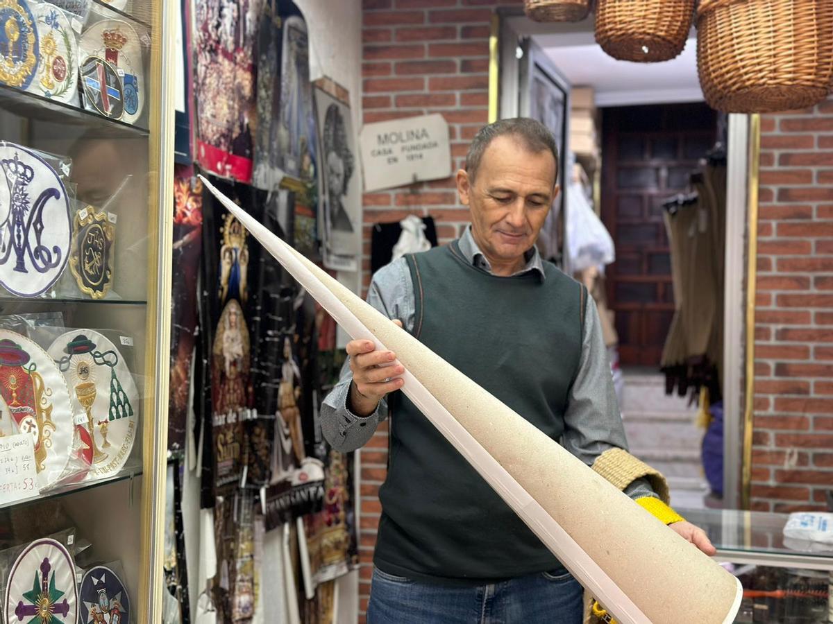 Joaquín Suárez, propietario de la tienda de capirotes Molina, en la calle Alcaicería de la Loza.