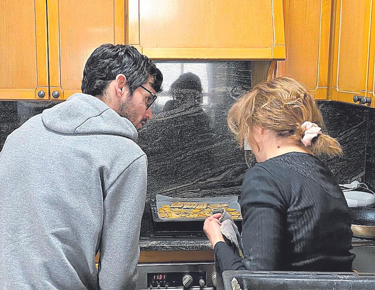 Fidel Martínez prepara unas rosquilletas con su madre, con la que vive.