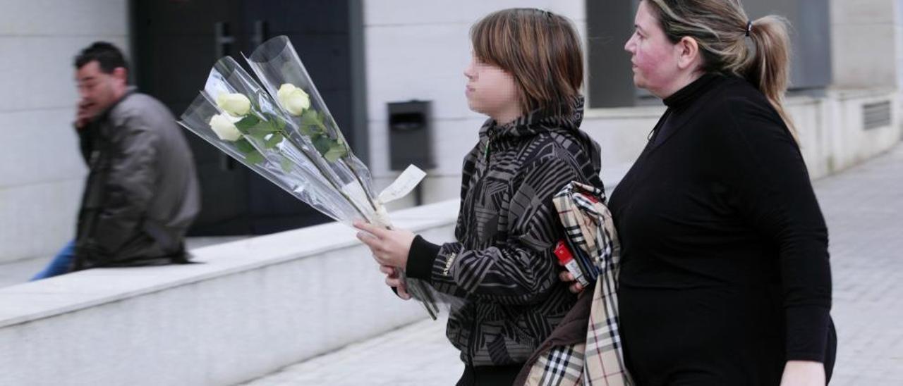 Un niño entra con flores a la ceremonia por Iraila