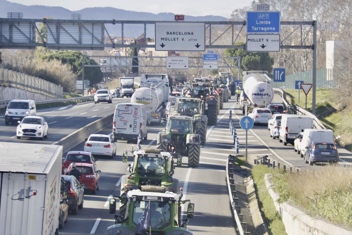 Congestió de trànsit a la C-17 per la tractorada de Revolta Pagesa
