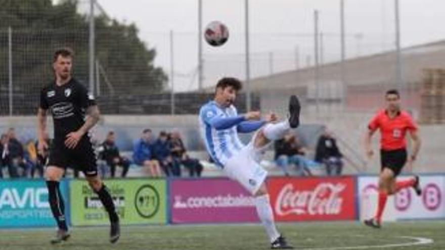 Marcos von Atlético Baleares beim Heimspiel gegen C.D. Ebro in Palma de Mallorca.