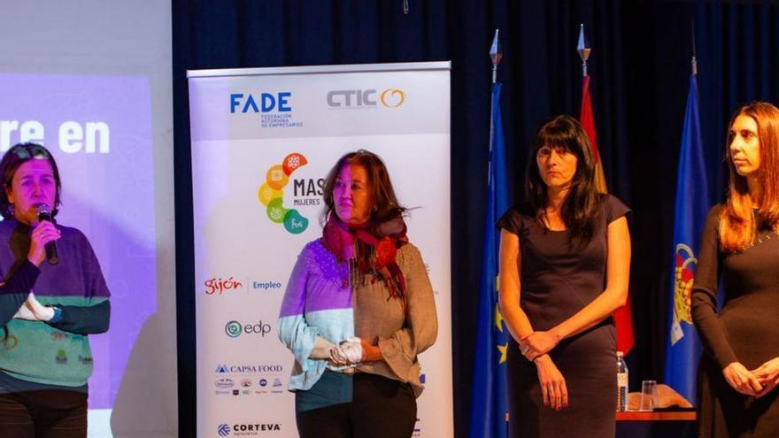 Leticia Bilbao (directora de desarrollo empresarial de FADE), Soledad Sánchez Somonte (Ayuntamiento de Oviedo), Carolina Álvarez (responsable de igualdad de FADE) y Susana Garrido (Seresco), en un evento del programa MASSTEAM. | Cedida a LNE