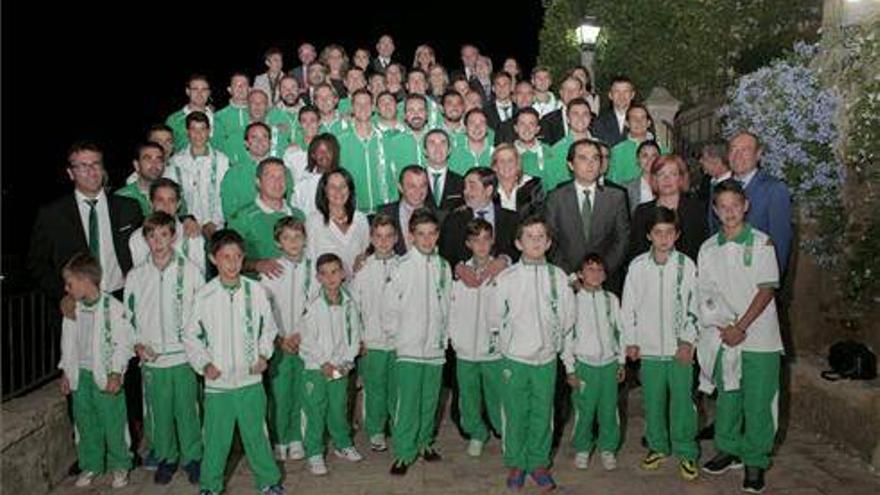 El Córdoba recibe la medalla de oro de la ciudad por sus 60 años de historia