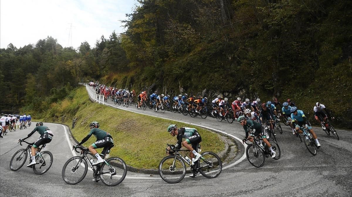 segea55473707 cyclists compete during the 15th stage of the giro d italia 201018141423