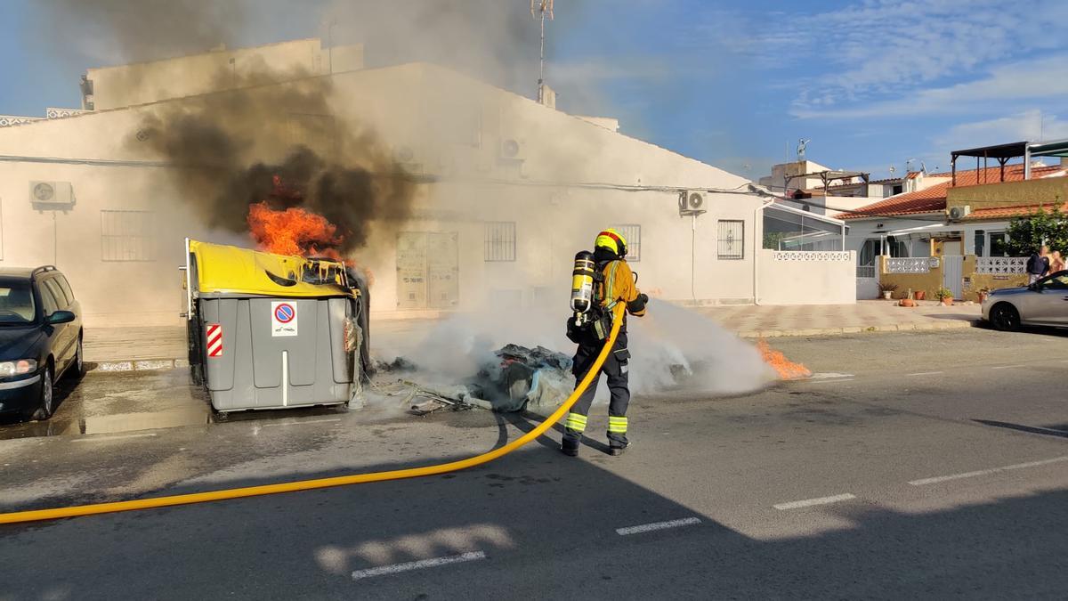 Un incendio calcina tres contenedores de la calle Henry Purcell de Torrevieja