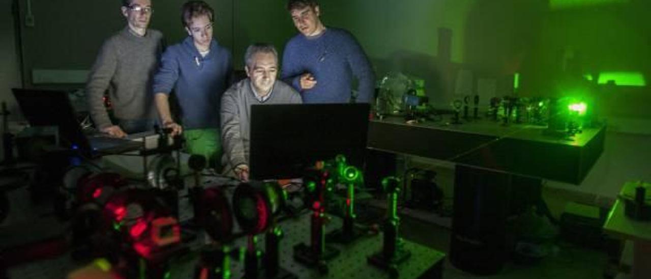 Imagen del laboratorio de Óptica y Holografía de la UA, con el catedrático de Física Aplicada Augusto Beléndez, ante el ordenador trabajando con el láser.