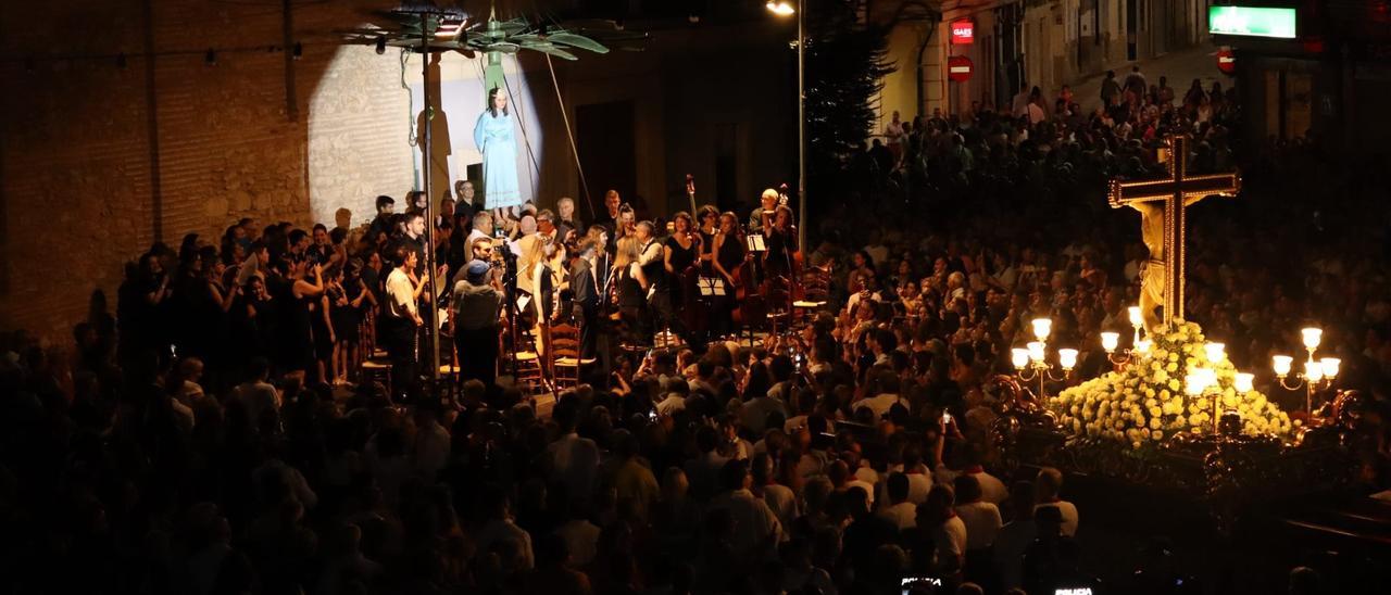 La plaça plena per a veure el cant de la carxofa de Silla