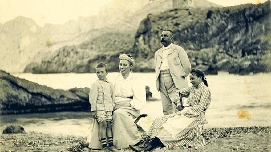 Guillem Cifre de Colonya, con su esposa Clara Hammerl y sus hijos Guillem y Antònia en una playa de Pollença.