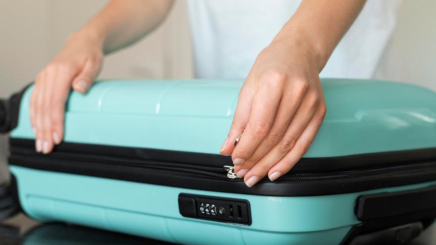 Adiós a pagar por el equipaje de mano, el cambio que mucha gente hace con una almohada