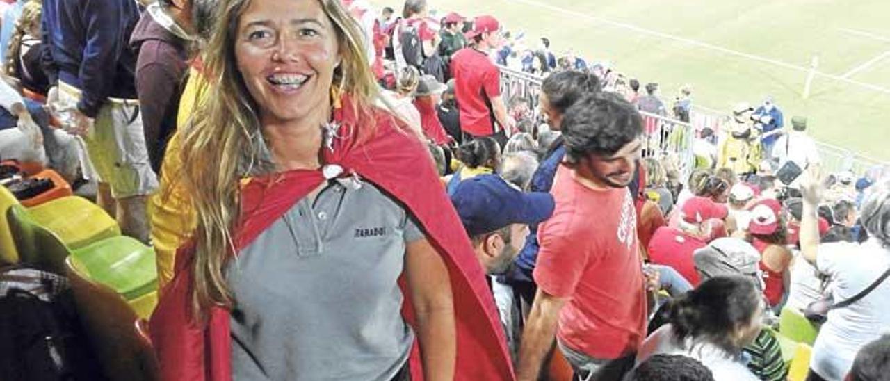 Marta Lliteras, en la grada durante un partido de rugby de la selección española en Río.