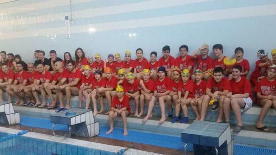 Los integrantes del Salvour, en la piscina de Os Remedios. // FdV