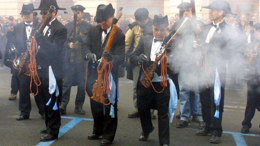 Los Mayordomos cargan sus arcabuces en una edición pasada de la fiesta.