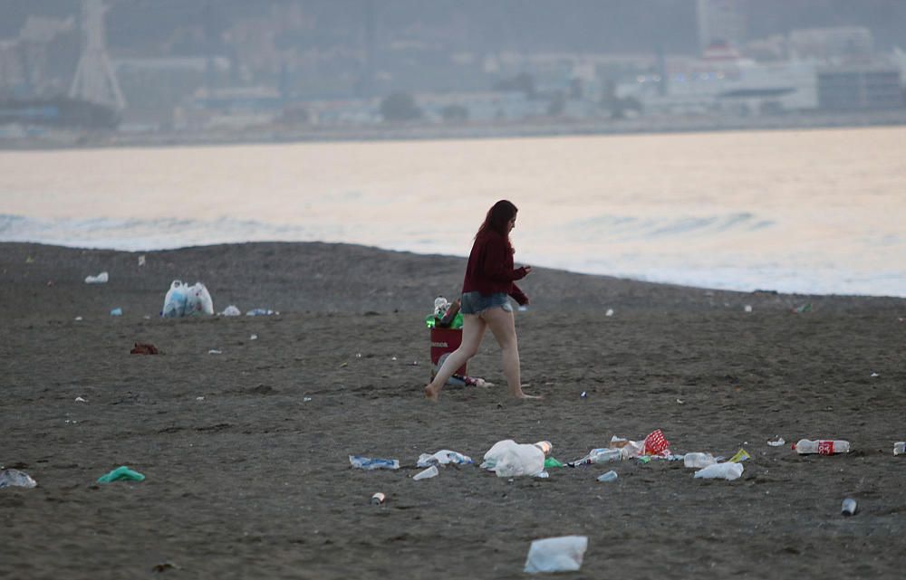 Así amanecen las playas malagueñas después de la noche de San Juan