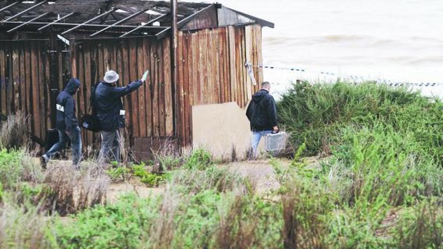 Agentes de la Policía científica, junto al chiringuito en el que se encontró el cadáver de la colombiana.