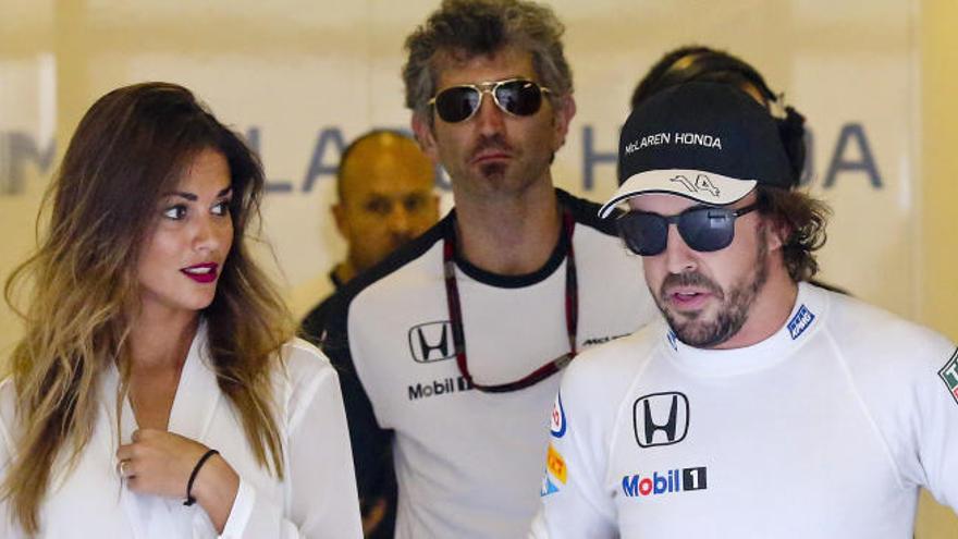 Fernando Alonso con su novia Lara Álvarez.