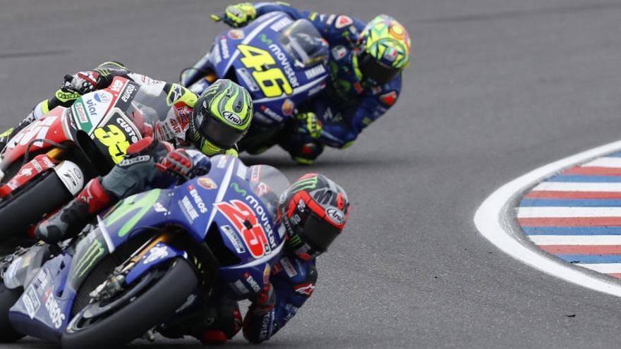 Maverick Viñales, Cal Crutchlow i Valentino Rossi en plena acció