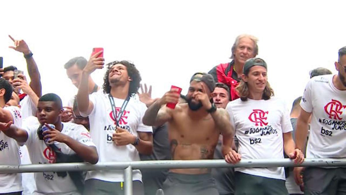 Así fue la loca celebración de Flamengo en su autobús