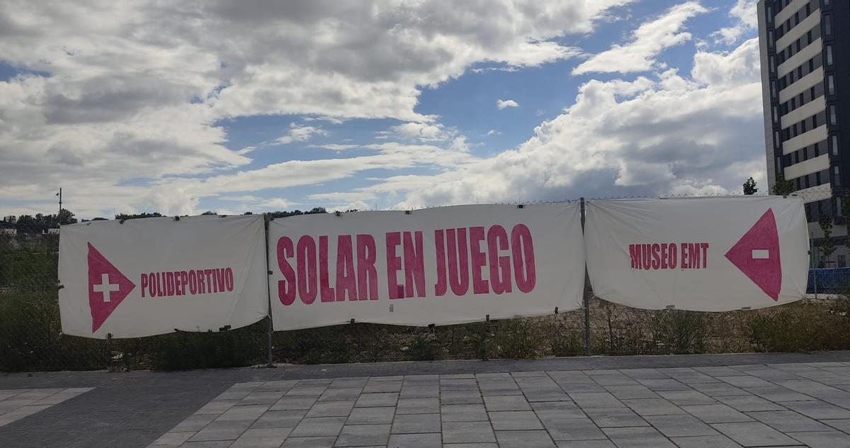 Pancarta instalada en la valla de una de las parcelas de la polémica.