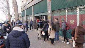 Colas de ciudadanos marroquís para poder regularizar su situación como ciudadanos españoles