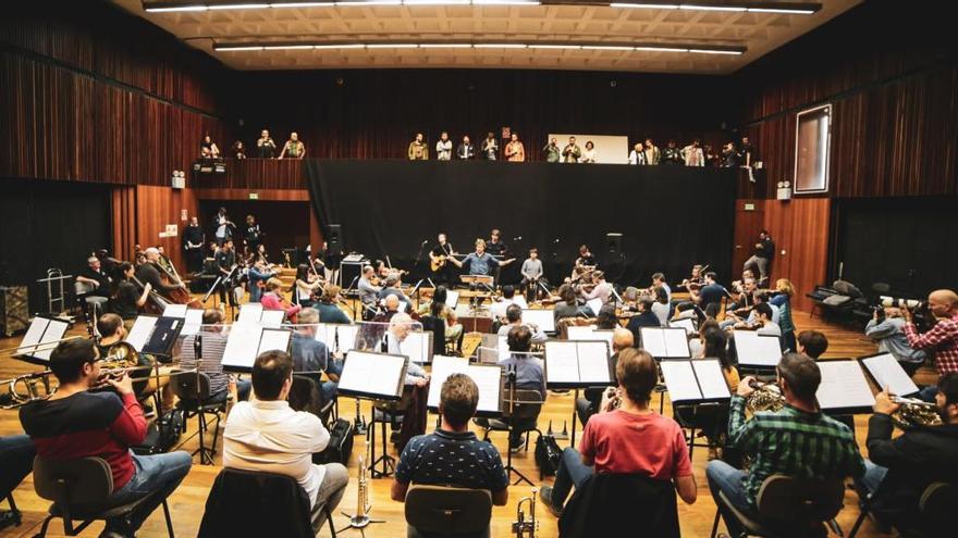 La Orquesta de València dirigida por Daniel Abad y la banda murciana Second durante el ensayo de ayer en el Palau de la Música.