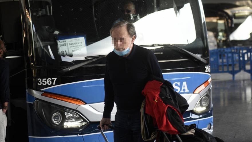 Un viajero con una mascarilla baja del autocar procedente de Madrid en la estación de autobuses de Murcia.