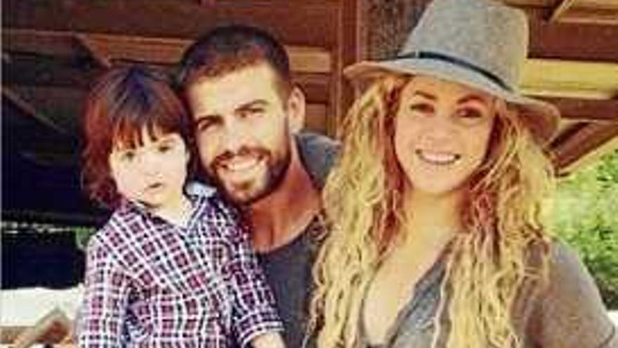 Piqué amb la seva companya Shakira i el seu fill Milan.