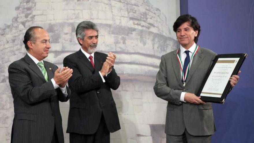 El presidente de México, Felipe Calderón (a la izquierda), aplaude después de entregar el premio «México» de Ciencia y Tecnología 2011 a Otín (derecha), en presencia del director general de Ciencia y Tecnología de México, José Enrique Villa Rivera.
