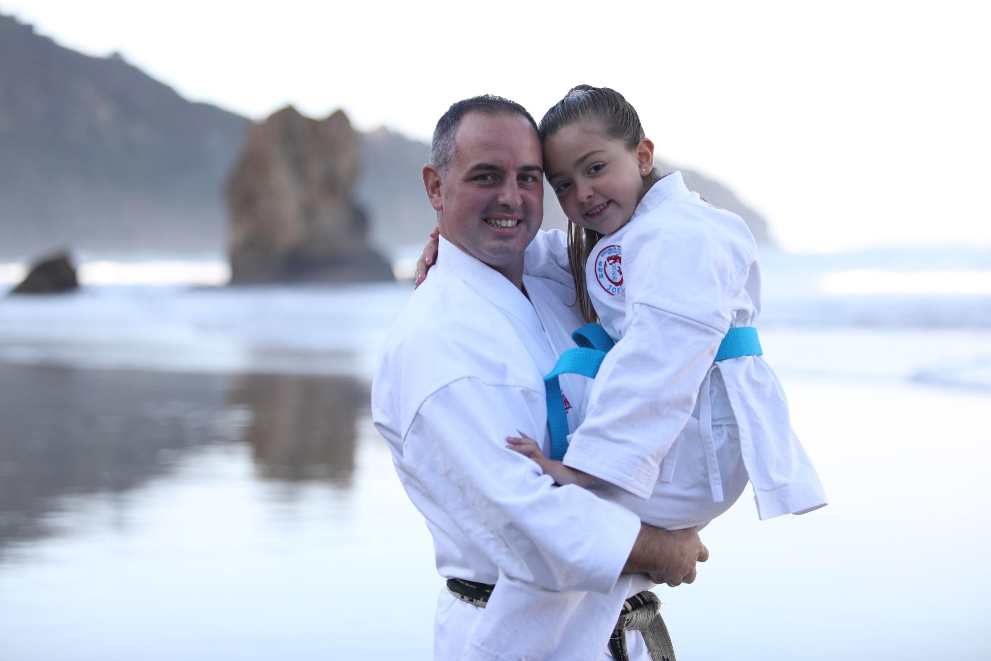 Joel y Chloe, en la playa de Aguilar