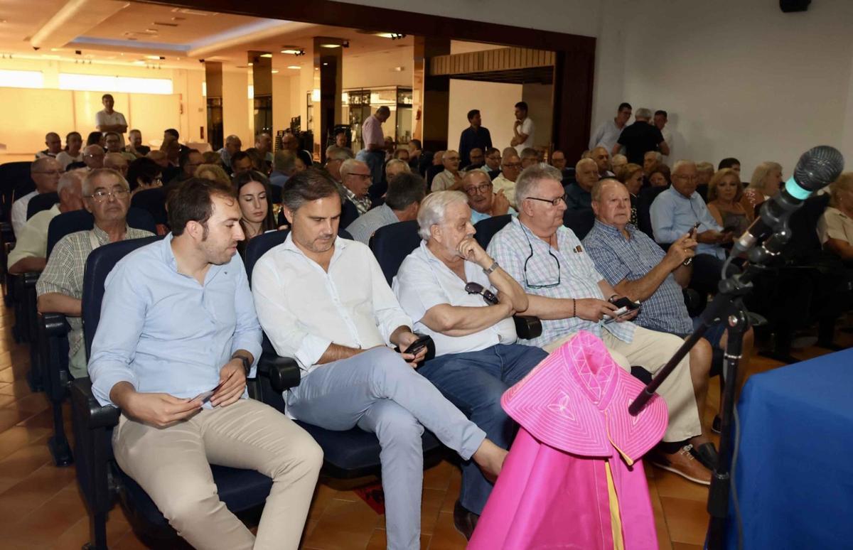 Villena presenta el cartel de la corrida de Manzanares, Roca Rey y Alfredo Bernabéu