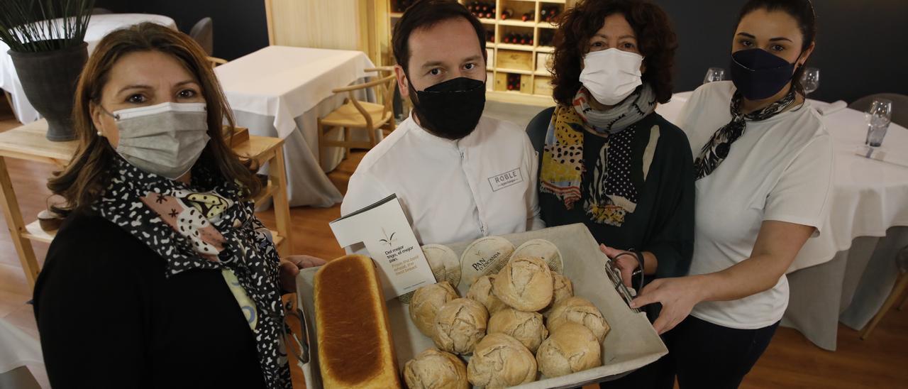 FOGONES KILÓMETRO CERO: El pan que triunfa en el restaurante Roble