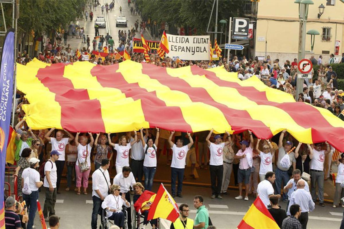 Un grup de manifestants porten una gran senyera en la concentració de Tarragona. Un grup de manifestants porten una gran senyera en la concentració de Tarragona.