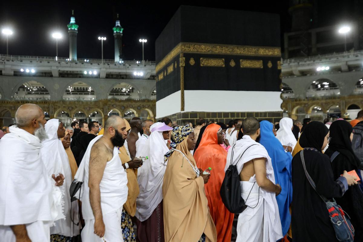 Peregrinos musulmanes circunvalan la Kaaba en la Gran Mezquita, en la ciudad santa de La Meca, en Arabia Saudita.