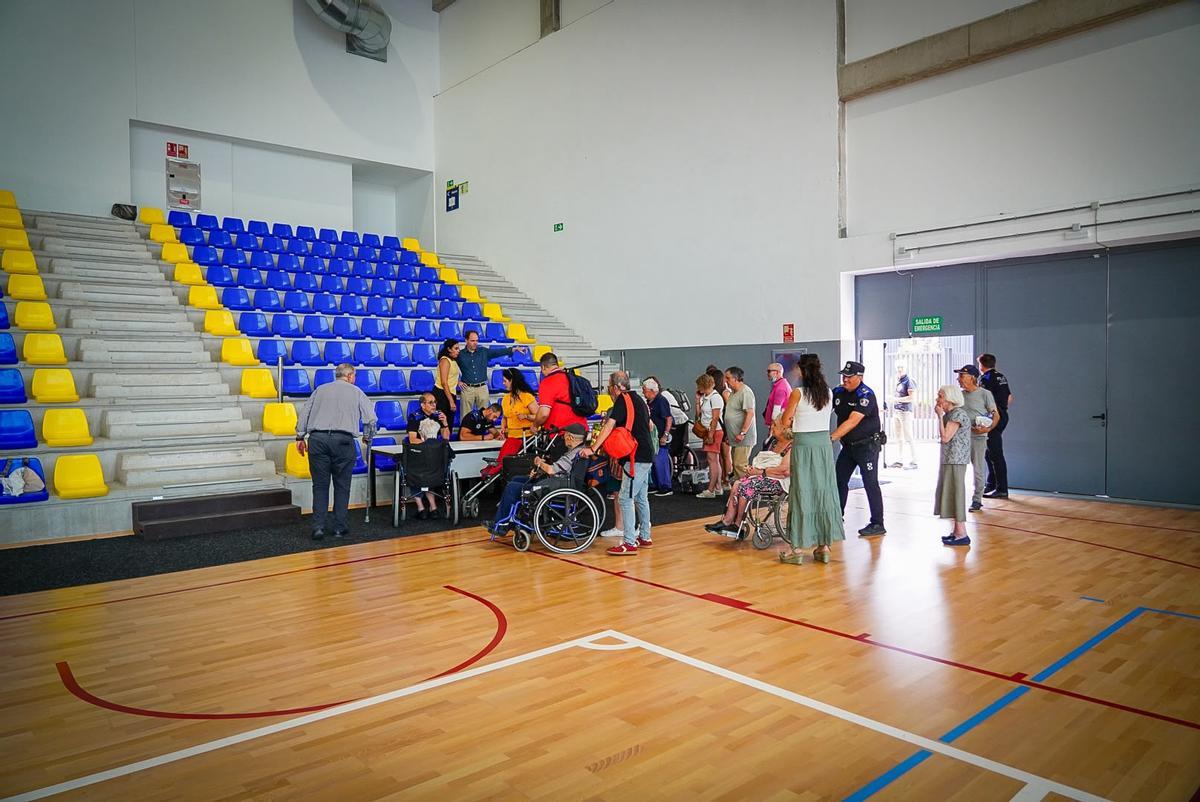 Las Rozas habilita el polideportivo de La Marazuela para atender a vecinos evacuados de Pelayos de la Presa y Colmenar del Arroyo.