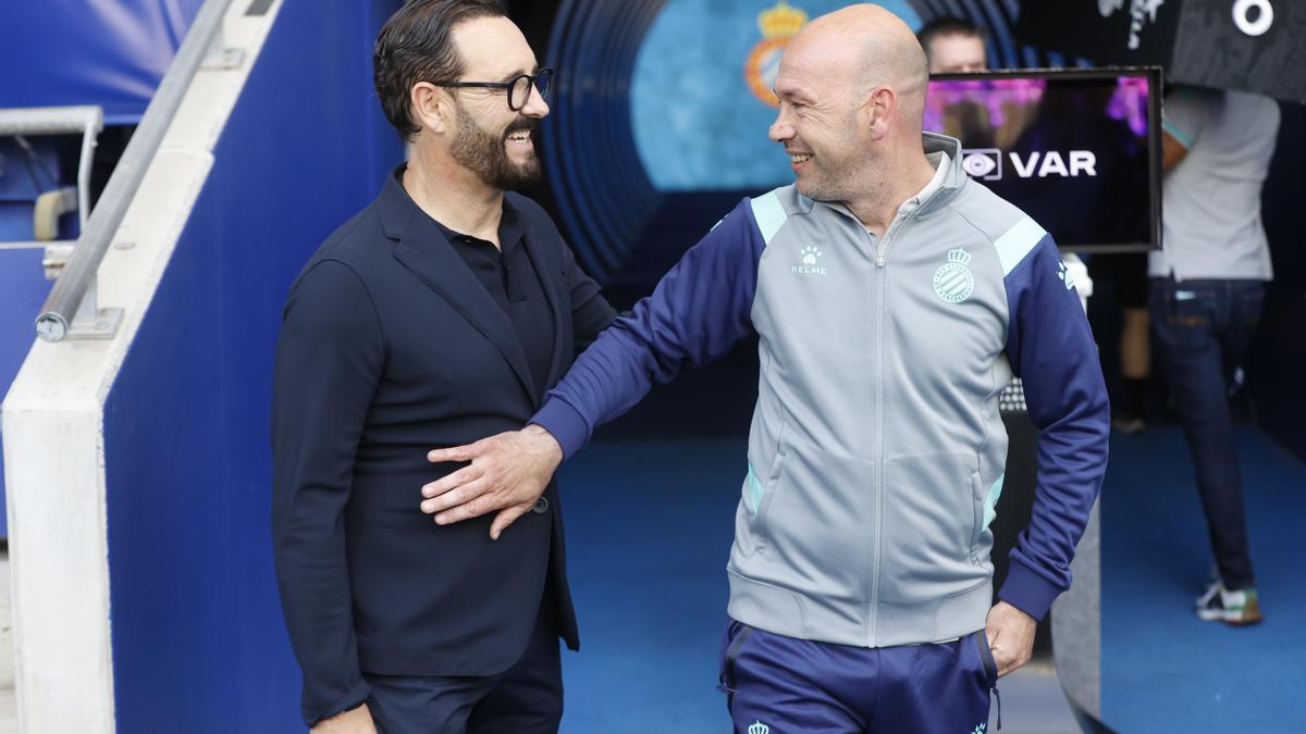 Bordalás y Luis Blanco se saludan en el RCDE Stadium