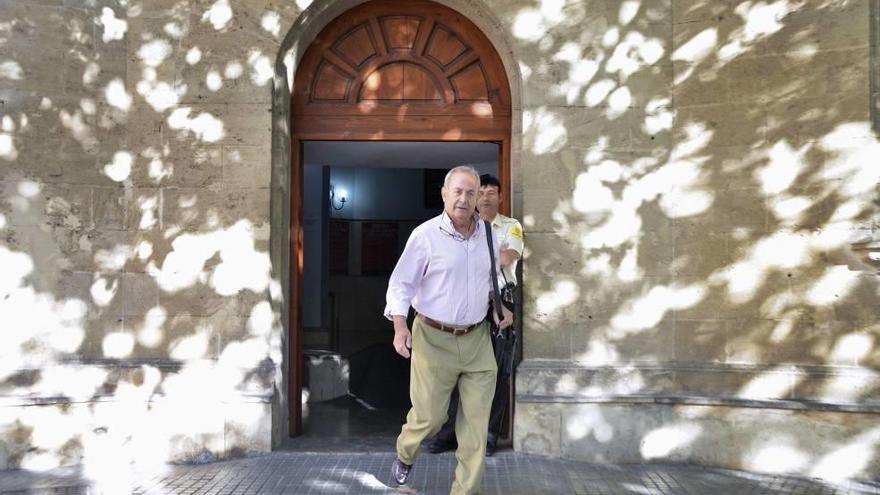 El juez José Castro, saliendo de los juzgados de Vía Alemania.