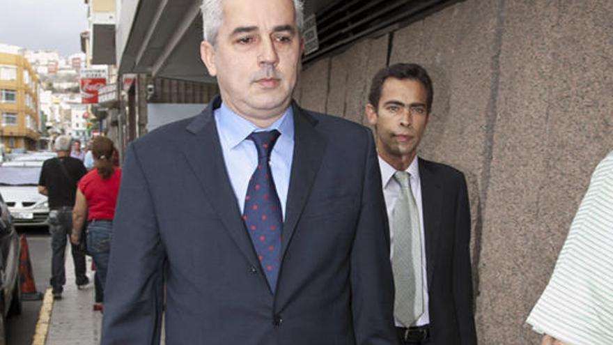 Javier Artiles Camacho, imputado en el &#039;caso Lifeblood&#039;, a su llegada ayer a los juzgados para prestar declaración. i EFE