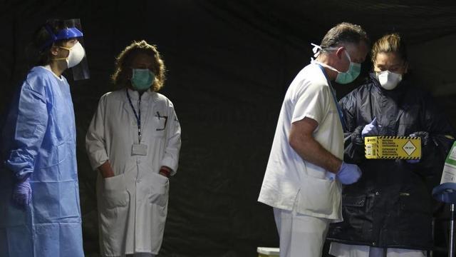 Pruebas en el hospital de campaña del HUCA por la crisis del coronavirus.