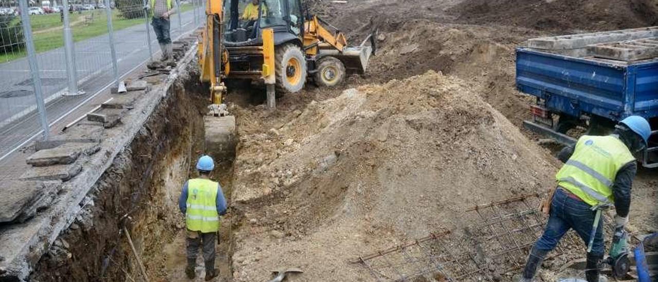 Primeras obras en el edificio que estrenará el uso residencial de la urbanización. // Rafa Vázquez