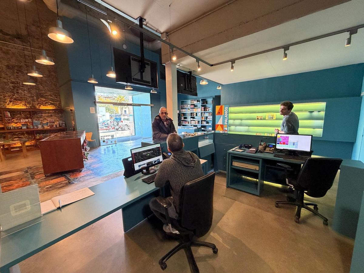 La recepció del Museu de la Pesca de Palamós, renovada amb nou mobiliari i taules adaptades per millorar l’accessibilitat